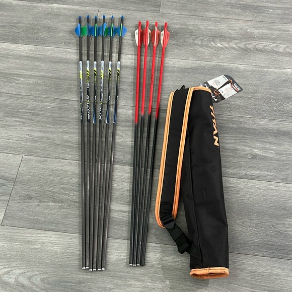 Titan, Compact Back Quiver with Arrows - Picture 1 of 12